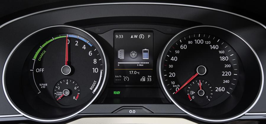  Volkswagen Passat GTE 2015 года  (фото 10 из 26)